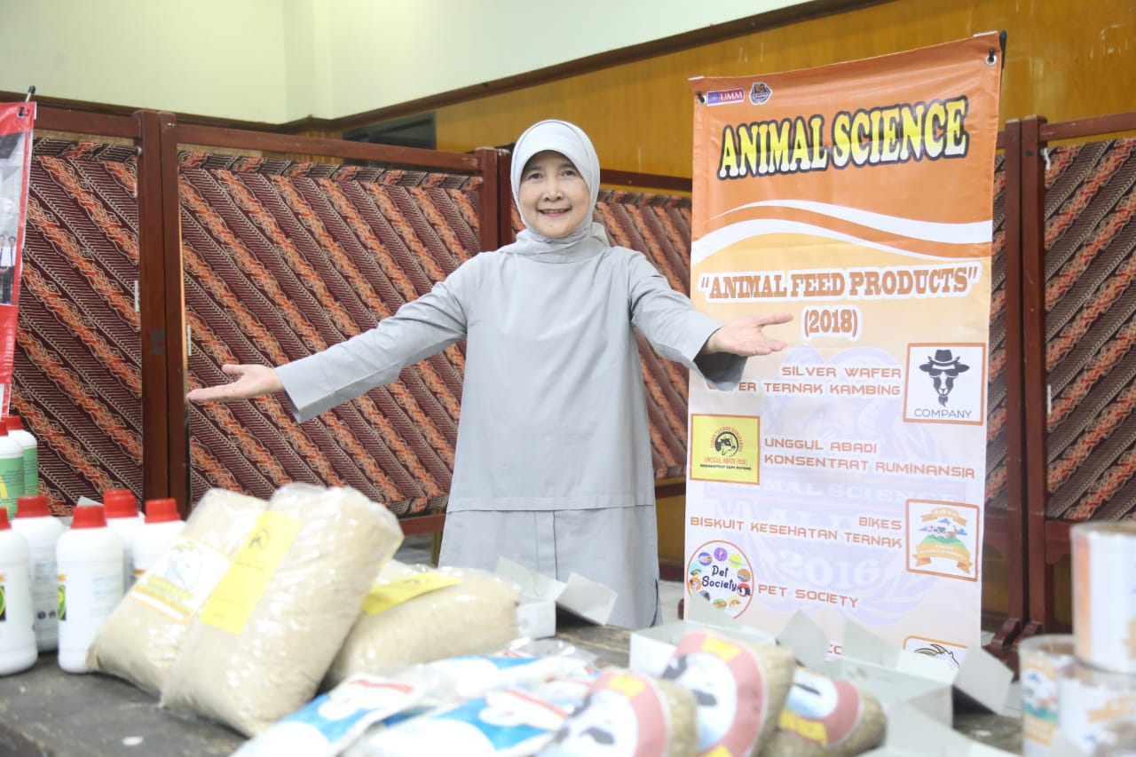 Prof. Dr. Ir. Indah Prihartini, MP menunjukan berbagai produk pakan ternak karya mahasiswanya. (Foto: